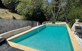 Studio en bas de villa avec piscine proche bord de mer