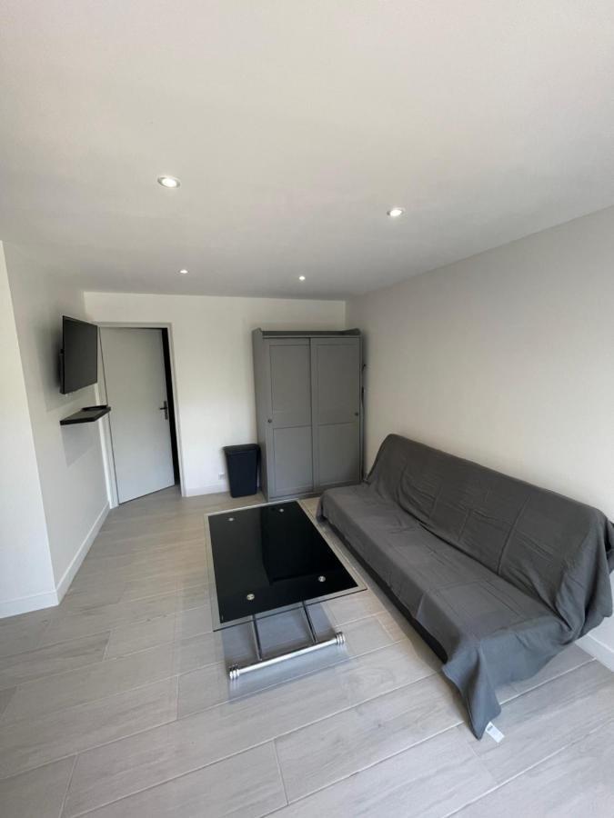 Studio en bas de villa avec piscine proche bord de mer Cagnes-sur-Mer Esterno foto